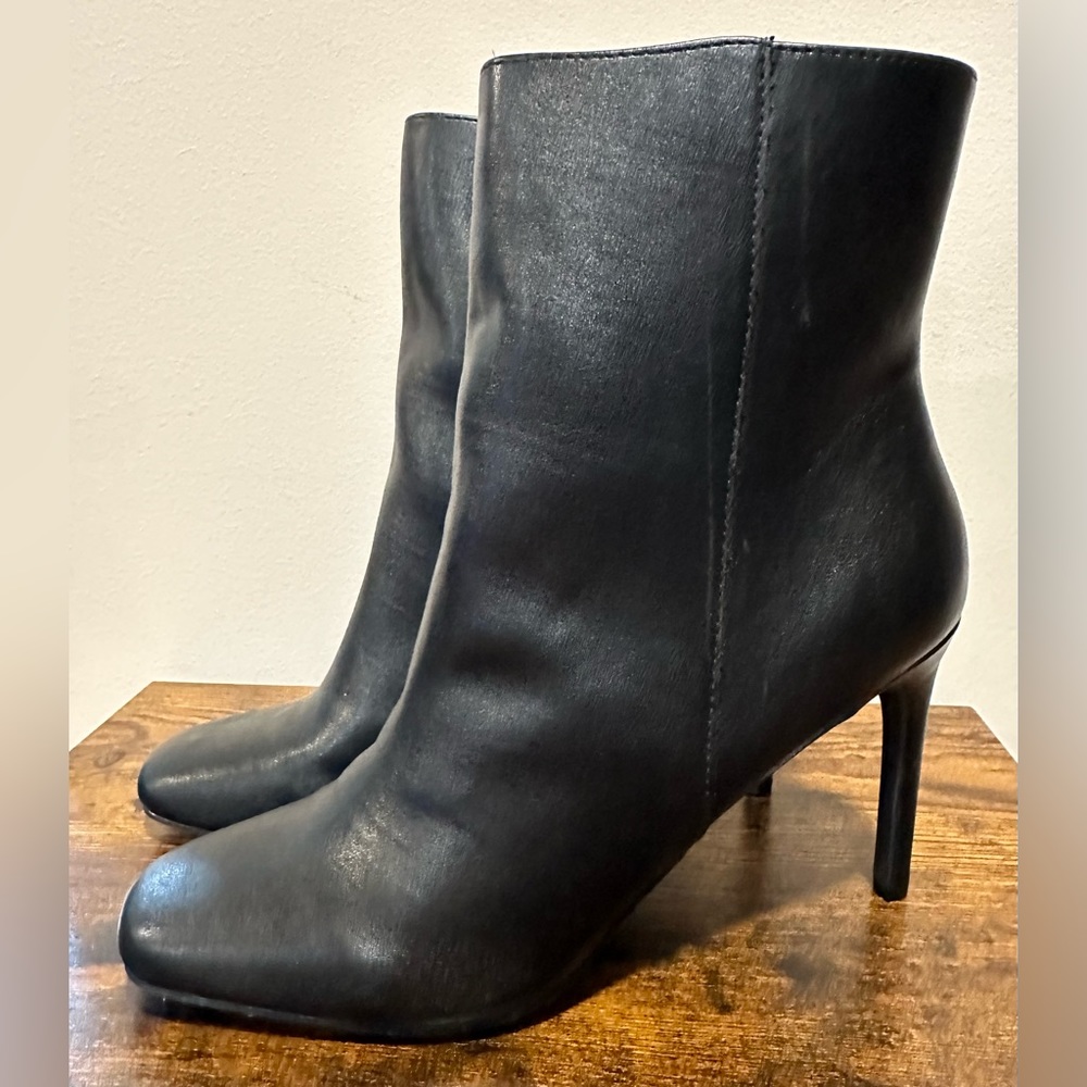 - Journee Collection Women’s Silvy Black Heeled Ankle Bootie NWT Size 9.5